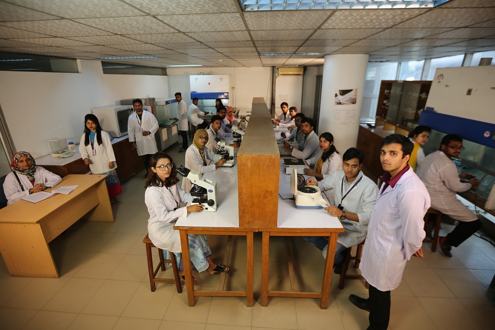 In the laboratory, students are under constant vigilance and guidance to perform work smoothly.JPG